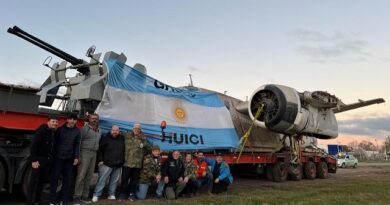 Malvinas: llegó el avión que se instalará en el Monumento a los Caídos 