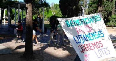 850 Lotes para Lujanenses: reclamos en la Plaza Colón