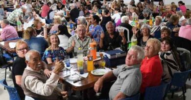 Gran fiesta de cierre de año con personas mayores