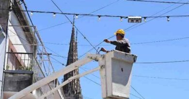 Realizan mantenimiento de guirnaldas LED en el centro de la ciudad